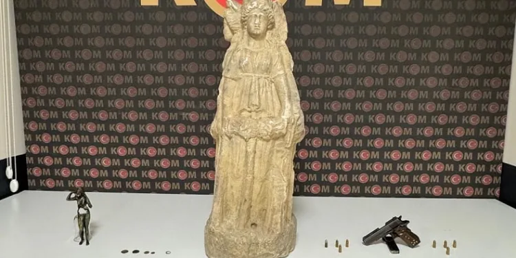 Polis tarafından ele geçirilen 4 başlı Hekate heykeli koruma altına alındı