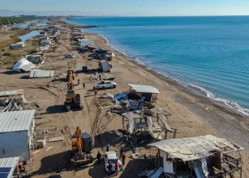 Denize sıfır çardaklar tarihe karıştı, sahil halkın kullanımına açılacak