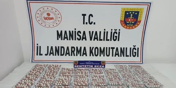 Aracında yüzlerce sentetik ecza hapıyla yakalandı