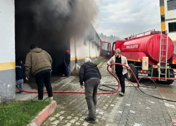 Otoparkta araç yangını paniğe neden oldu