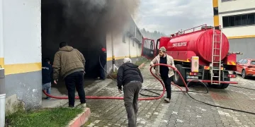 Otoparkta araç yangını paniğe neden oldu
