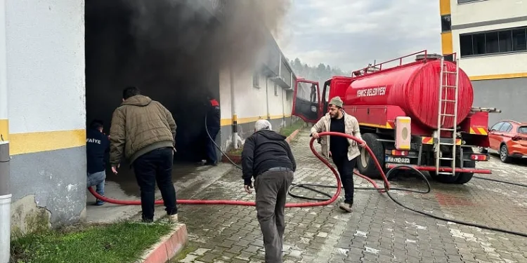 Otoparkta araç yangını paniğe neden oldu