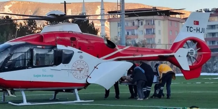 Ambulans helikopter silahla yaralanan genç için havalandı