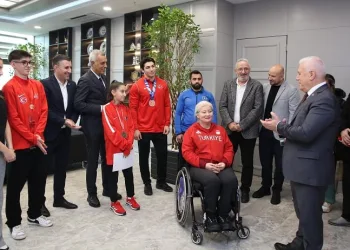 Şampiyon sporculardan Başkan Bozbey’e ziyaret