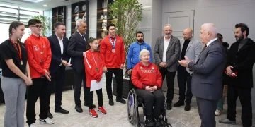 Şampiyon sporculardan Başkan Bozbey’e ziyaret