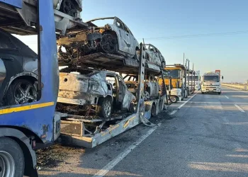 Sıfır kilometre lüks araçlar alev alev yandı