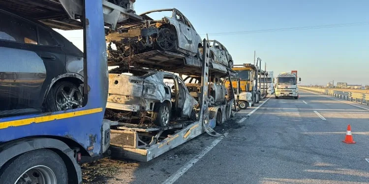 Sıfır kilometre lüks araçlar alev alev yandı