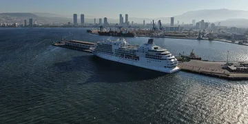 İzmir’e kruvaziyer gemisiyle 10 ayda 150 bin yolcu geldi