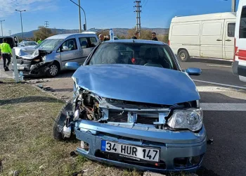 Hafif ticari araç ile otomobil çarpıştı: 7 yaralı