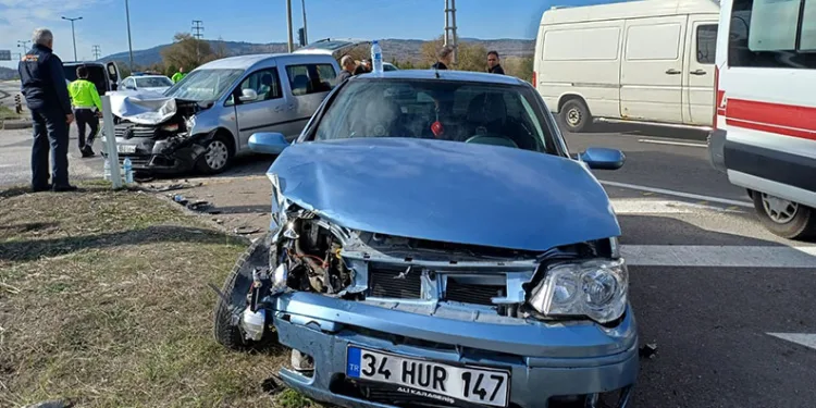 Hafif ticari araç ile otomobil çarpıştı: 7 yaralı
