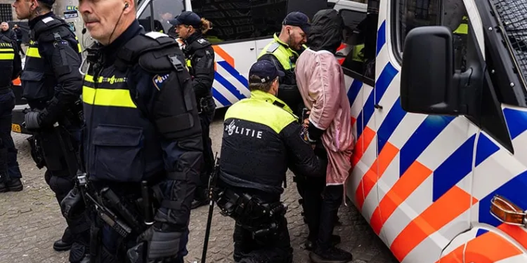 Amsterdam’da İsrailli taraftarlar ile Filistin destekçileri arasında olay çıktı