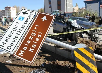 Malazgirt’te otomobiller çarpıştı: 1 ölü, 1 yaralı