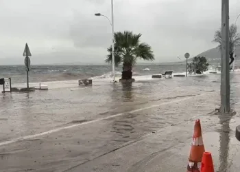 Bursa’da fırtına sahil kenarını vurdu, caddeler göle döndü