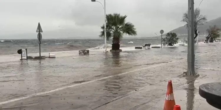 Bursa’da fırtına sahil kenarını vurdu, caddeler göle döndü