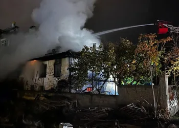 Kastamonu’da çıkan yangında ahşap ev kullanılamaz hale geldi