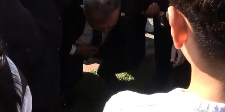 CHP Genel Başkan Yardımcısı Zeybek, Batman’da açıklama sonrası baygınlık geçirdi