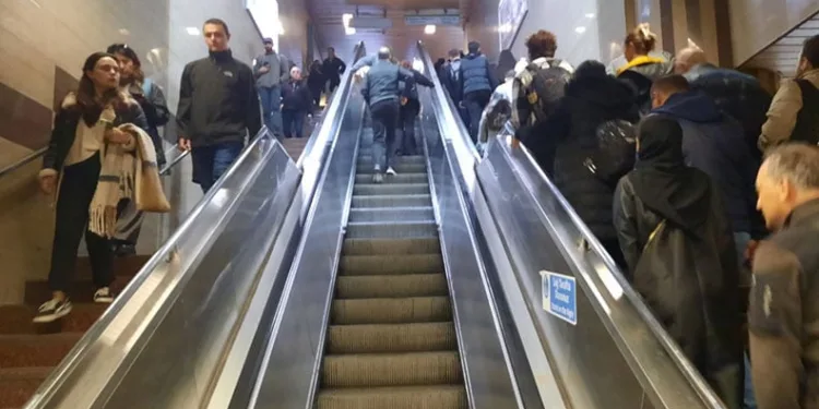 Taksim Metrosu’nda yürüyen merdiven ve çalışmayan asansör çilesi sürüyor