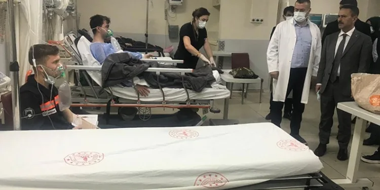 Vali Aktaş, patlamada yaralanan 12 personeli hastanede ziyaret etti
