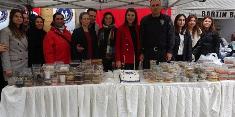 Polis eşlerinden birliktelik pastası