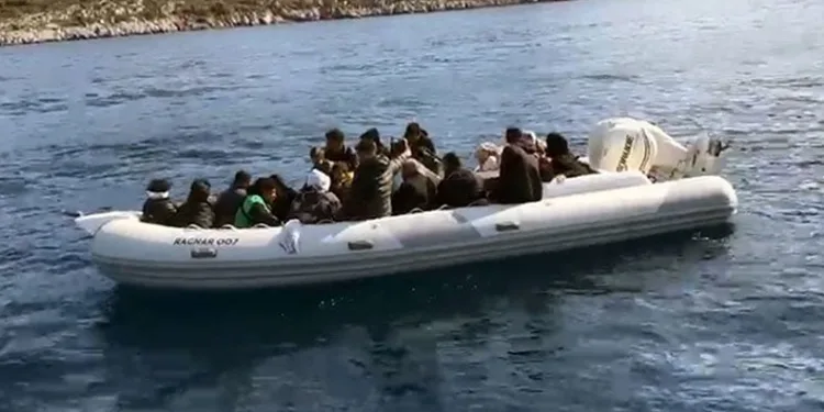 15’i çocuk 24 düzensiz göçmen ve bir göçmen kaçakçısı yakalandı