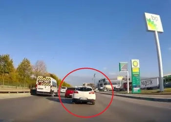 Bursa’da makas atan sürücü kazayı kıl payı atlattı