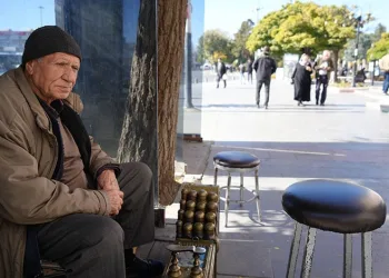 68 yıldır ayakkabı boyayarak geçiniyor