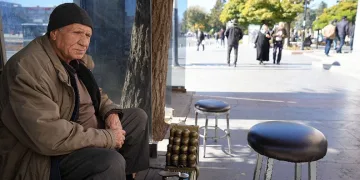68 yıldır ayakkabı boyayarak geçiniyor