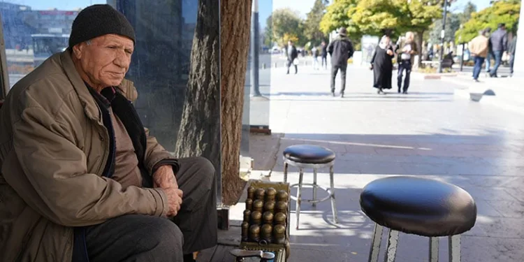 68 yıldır ayakkabı boyayarak geçiniyor