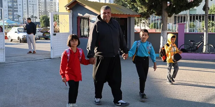 Konuşma zorluğu çeken babanın çocuklarını okutma azmi