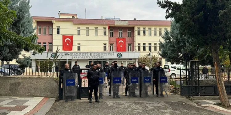 Polislere taşlı saldırıda 10 tutuklama