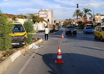 Otomobillerin hurdaya döndüğü kazayı burunları bile kanamadan atlattılar