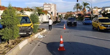 Otomobillerin hurdaya döndüğü kazayı burunları bile kanamadan atlattılar