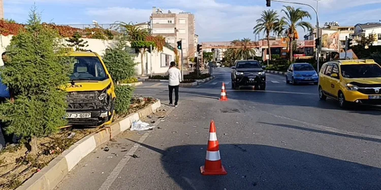 Otomobillerin hurdaya döndüğü kazayı burunları bile kanamadan atlattılar
