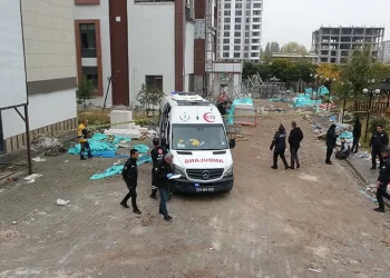 Tadilat sırasında iskele çöktü: 2 ölü