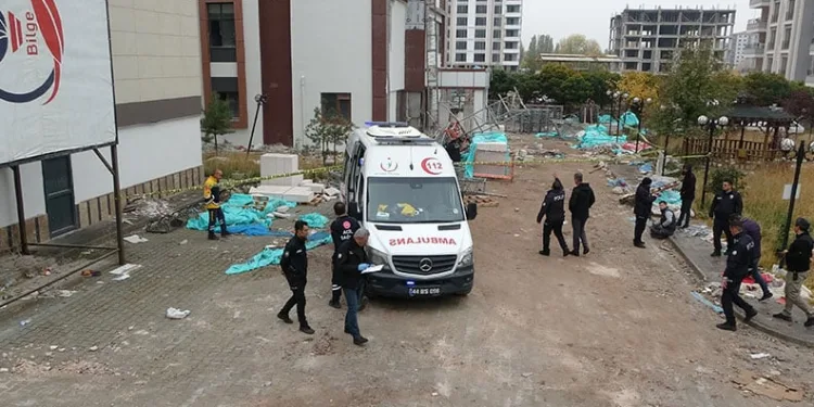 Tadilat sırasında iskele çöktü: 2 ölü