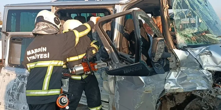 Mardin’de otobüs ile minibüs çarpıştı: 2 yaralı