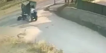 Motosiklet sürücüsü, çarpıştığı patpatın altında kaldı