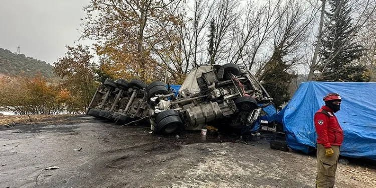 Asit yüklü tır şantiyeye girdi