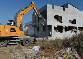 Doğanevler’de kaçak yapılar yıkıldı