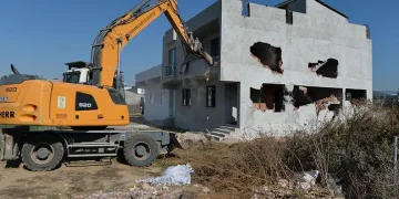 Doğanevler’de kaçak yapılar yıkıldı