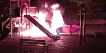 Elazığ’da çocuk parkı alev alev yandı