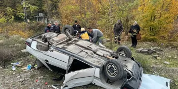 Alışverişten dönen yaşlı çift araçla takla attı