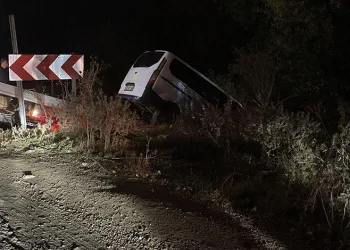 Bursa’da kontrolden çıkan minibüs dere yatağına uçtu