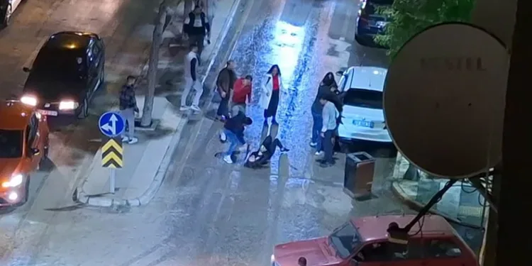 Kızların kavgasını erkekler ayıramadı