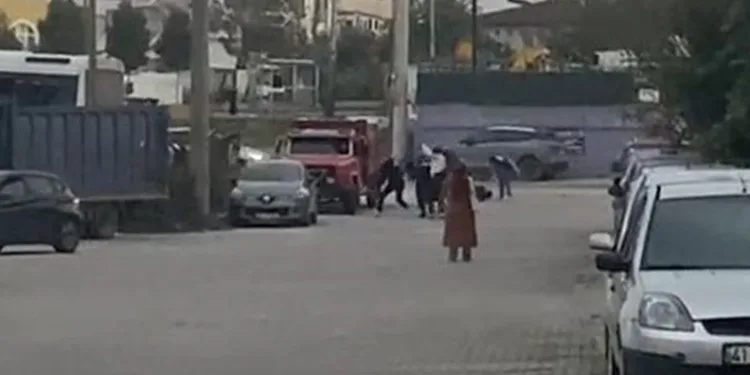 Gençlerin bıçaklı sopalı kavgası kanlı bitti