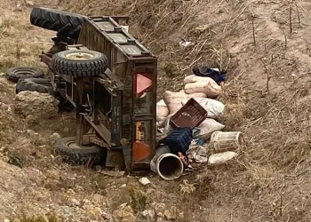 Devrilen traktörün altında kaldı