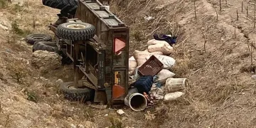 Devrilen traktörün altında kaldı