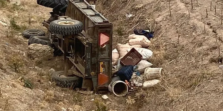 Devrilen traktörün altında kaldı