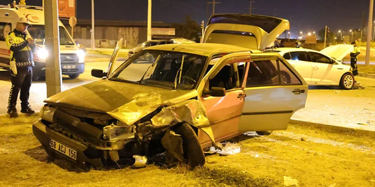 Aksaray’da 2 otomobil çarpıştı: 2’si çocuk 7 yaralı