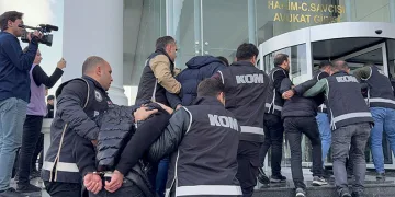 İşletmeleri haraca bağlamaya çalışan 7 kişi hakim karşısında